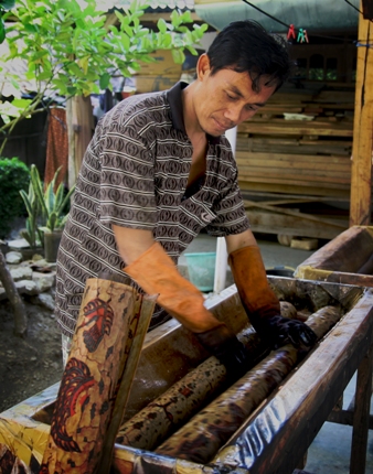Proses "mbabar" mewarnai batik
